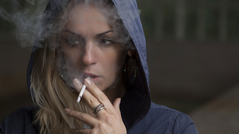 Jugendliche Raucherin Symbolbild Jugendliche Raucherin mit blauem Kaputzenpullover