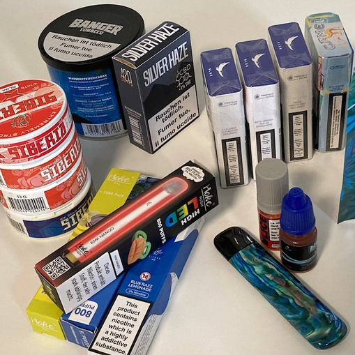 darf man mit 16 vapen Heller Dampf und ein fruchtiger Geruch schieben sich über stinkenden  Zigarettenqualm. „Vapen“ ist bei Schülern angekommen, das Ausmaß an  Gefahren bei Behörden eher noch nicht. Der Zoll kümmert sich allein um  Nachschub main image 1