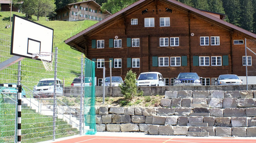 Ferienhaus Marchgraben in Achseten bei Adelboden mit rotem Sportplatz