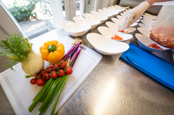 Küche Azzurro Teller und frische Zutaten