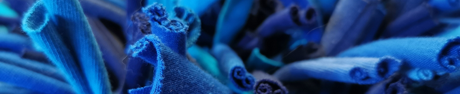 Eine Detailaufnahme eines blauen Schnüffelteppichs