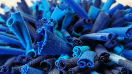 Eine Detailaufnahme eines blauen Schnüffelteppichs