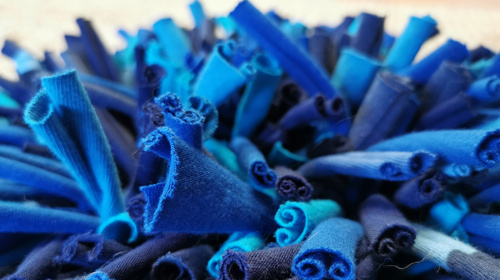 Eine Detailaufnahme eines blauen Schnüffelteppichs